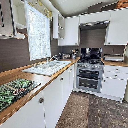 Brilliant Caravan With A Partial Sea View In Suffolk Ref 32026Az Lowestoft Eksteriør billede