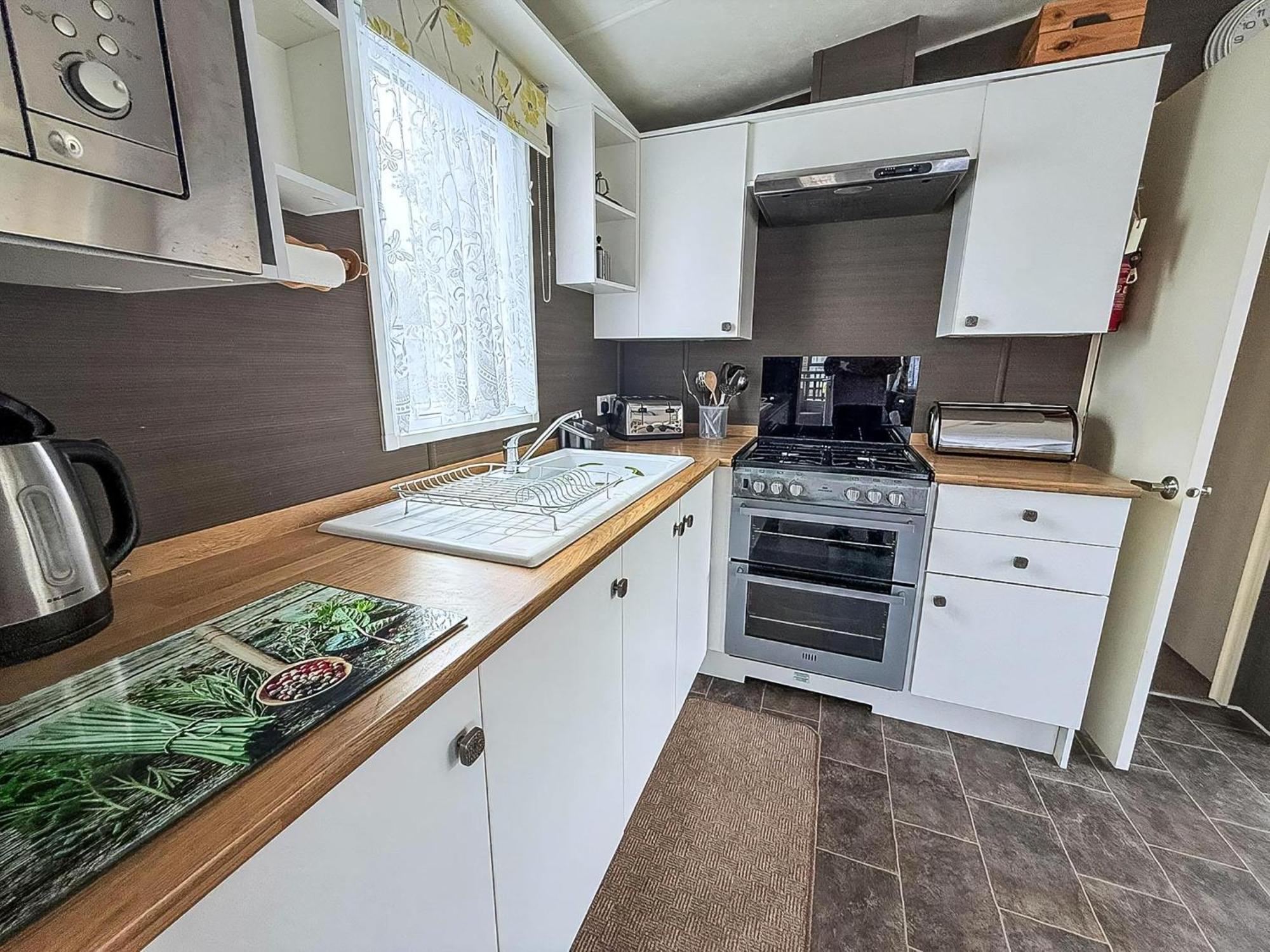 Brilliant Caravan With A Partial Sea View In Suffolk Ref 32026Az Lowestoft Eksteriør billede